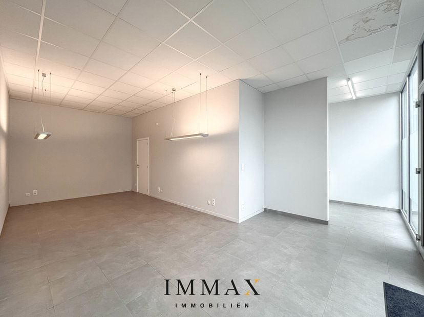 IMMEUBLE COMMERCIAL/BUREAU SUR UN EMPLACEMENT DE CHOIX AVEC UN GRAND ESPACE DE STOCKAGE EN SOUS-SOL DANS LE CENTRE D&#039;OOSTKAMP !&lt;br /&gt;
Vous êtes à la r