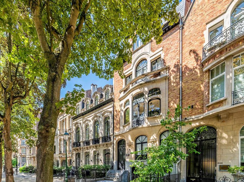 Situé sur la partie la plus recherchée de l&#039;Avenue Molière, élégant hôtel de maître de ± 774 m² bruts, entièrement rénové en 2017, alliant façade anci