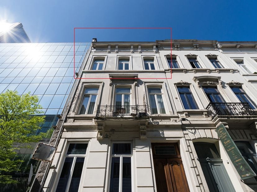 BRUXELLES, dans une rue calme à deux pas du quartier européen, agréable APPARTEMENT (1ch/1bur/1sdb) de ±90m² (surface PEB 102m²). Occupant tout le 2èm