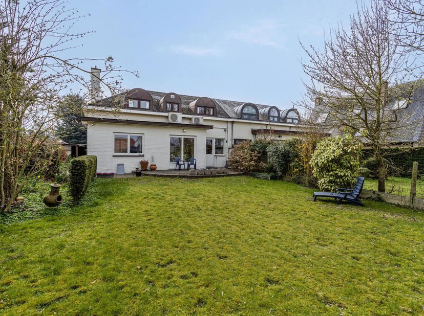 Parfois, on tombe sur un lieu où tout semble à sa place. Cette charmante maison semi-ouverte se niche dans une rue calme et familiale à Moorsel (Tervu