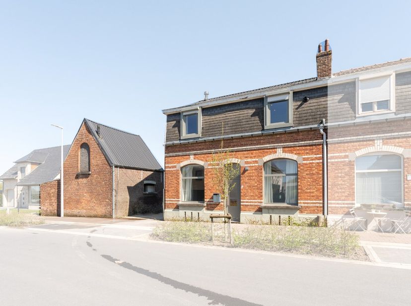 Deze charmante woning werd reeds volledig onder handen genomen en voorzien van alle nieuwe technieken. De woning bestaat uit een aangename leefruimte