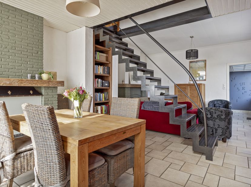 Cette maison a toujours été entretenue avec le plus grand soin et a fait l&#039;objet de rénovations régulières.&lt;br /&gt;
Disposition:&lt;br /&gt;
Rez-de-chaussée:&lt;