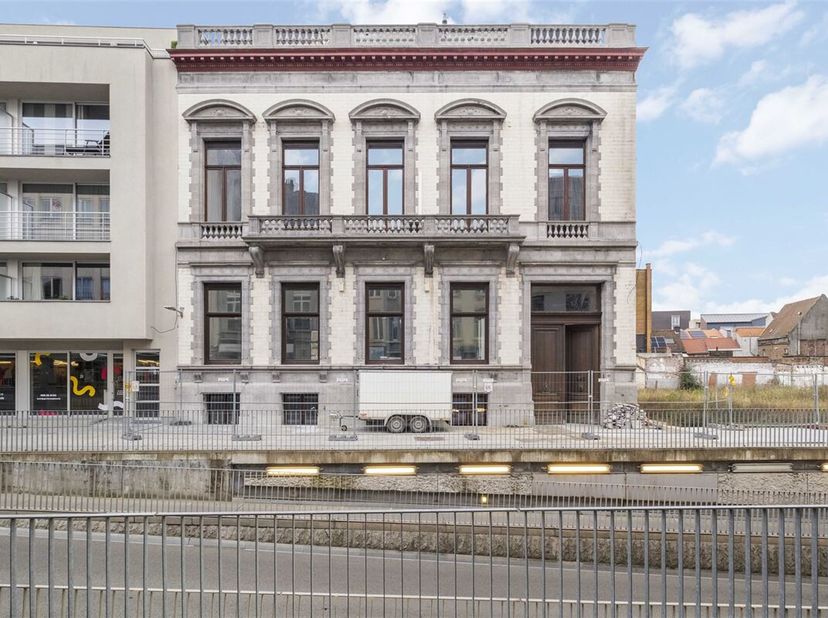 Gelegen in het hart van Kortrijk, biedt dit indrukwekkende kantoorpand een royale bruikbare oppervlakte van 456,7 m². Het historische karakter van het