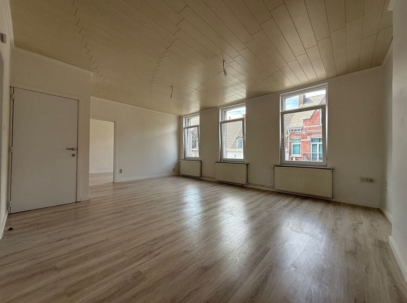 Très bel appartement situé au sein de l&#039;avenue de la basilique de Bon-Secours, à proximité de la forêt domaniale.&lt;br /&gt;
Ce logement sis au 1er étage d