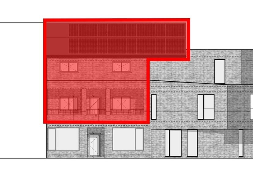 Dit ruime triplex appartement heeft 2 terrassen, waarvan 1 overdekt met avondzon.&lt;br /&gt;
&lt;br /&gt;
Op het gelijkvloers is er naast de gemeenschappelijke i