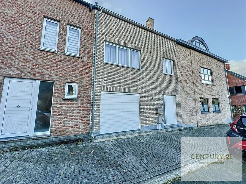 Century 21 Immo Dewaele is verheugd u deze prachtige recente woning voor te stellen gelegen in Braine-le-Château, dichtbij alle voorzieningen, met een