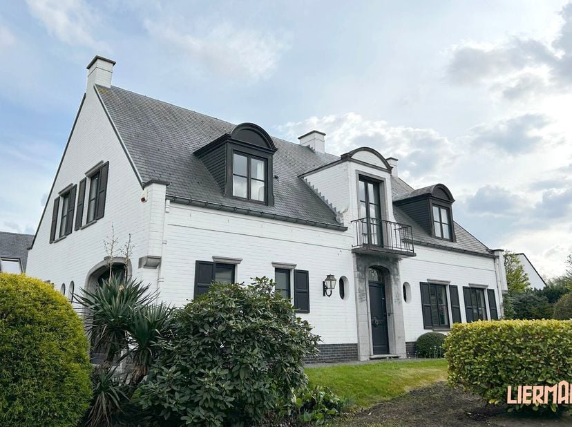 -- Bezoekmoment enkel op afspraak --&lt;br /&gt;
Bent u op zoek naar een woning die het allemaal heeft; ruimte, lichtinval, bergruimte, prima tuin, rustig m