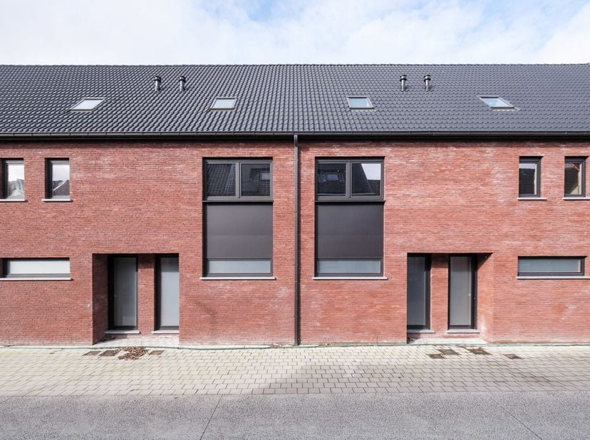Deze nieuwbouwwoning is reeds casco afgewerkt (en wordt ook zo verkocht). zodat je ze helemaal naar eigen smaak kunt inrichten. Gelegen in een strateg