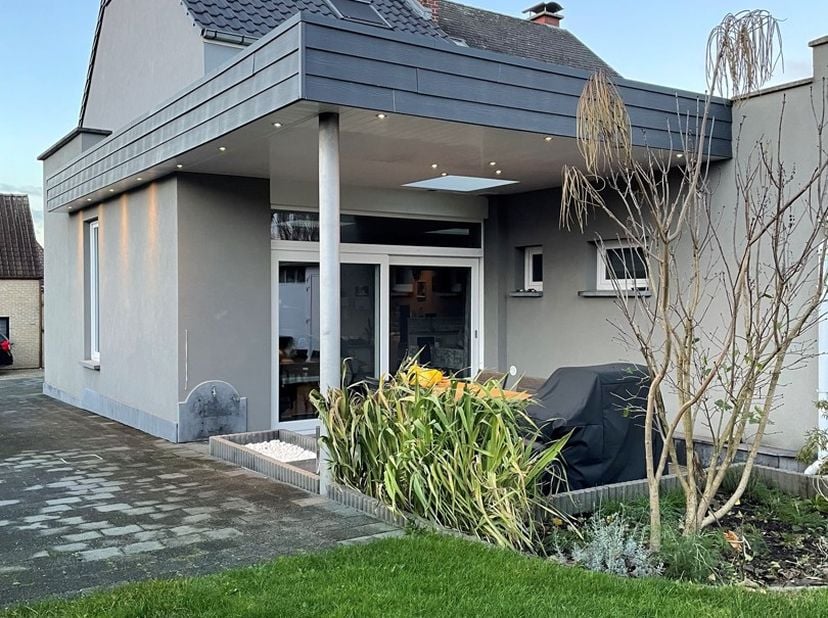 Deze gezellige half open bebouwing gelegen aan het Kravaalbos biedt u een oase van rust ! Deze woning bezit 5 slaapkamers en biedt de mogelijkheid tot