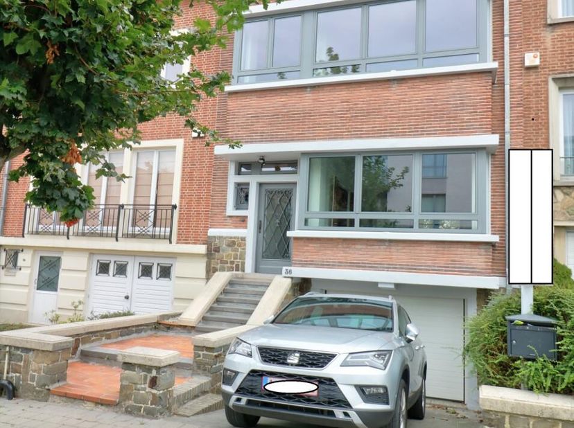 BEAULIEU - DELTA // Proximité écoles, commercers, transports, Maison bel-étage +- 220m² entièrement rénovée et composée :&lt;br /&gt;
4 chambres avec placar
