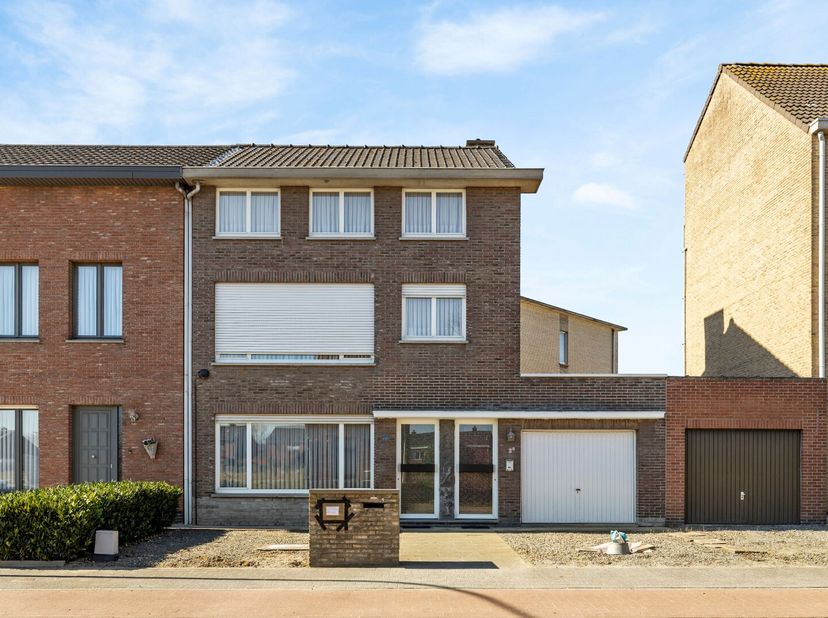 Ontdek dit op te frissen appartement in Beveren, met een privatieve ingang, geen gemeenschappelijke kosten en een ruime koer/tuin van maar liefst 50m²