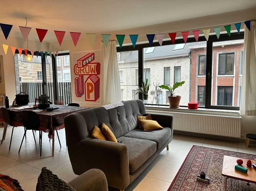 Zeer ruim appartement met veel lichtinval in het centrum van Hasselt met 2 slaapkamers. Appartement op de 2de verdieping met 116,00m² bewoonbare opper