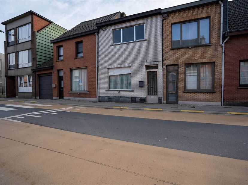 Deze charmante woning, gelegen op een uitstekende locatie nabij het bruisende centrum van Beveren, biedt een uitgelezen kans voor wie op zoek is naar