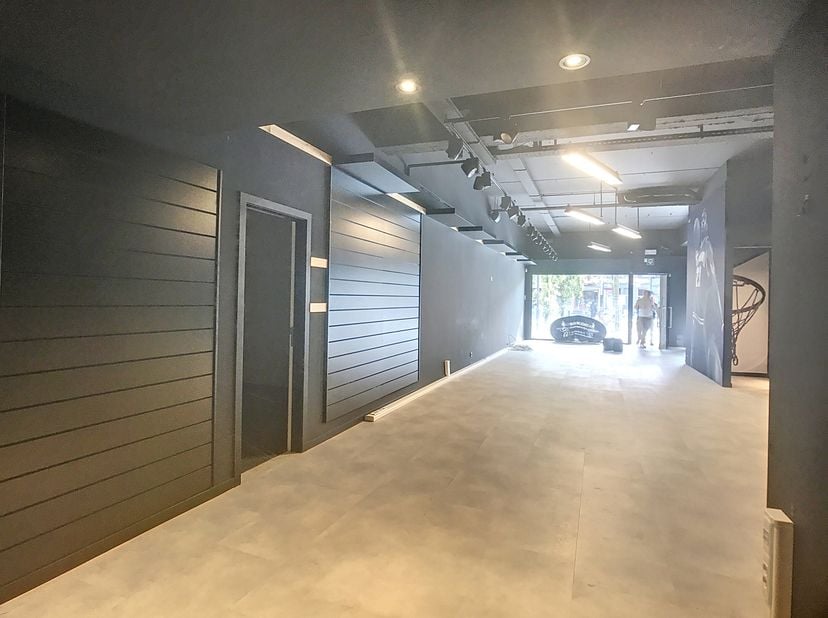 Propriété commerciale au rez-de-chaussée d&#039;environ 207 m² à vendre. Le bâtiment bénéficie d&#039;un emplacement commercial grâce au Veemarkt et au centre c