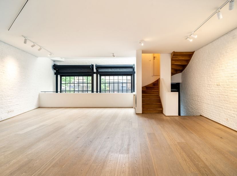 Ideaal gelegen in het hart van de Kastelein-wijk, &quot;loft&quot; huis of &quot;artist&#039;s studio&quot; met een bruto-oppervlakte volgens EPC van 136 m ² op drie niveaus m