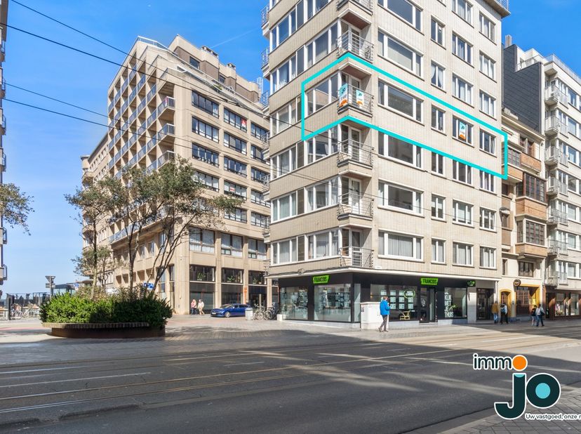 Dit prachtig gerenoveerde hoekappartement  is gelegen op een topligging in het bruisende Oostende, vlak bij het strand, de Zeedijk, het Casino, Hotel