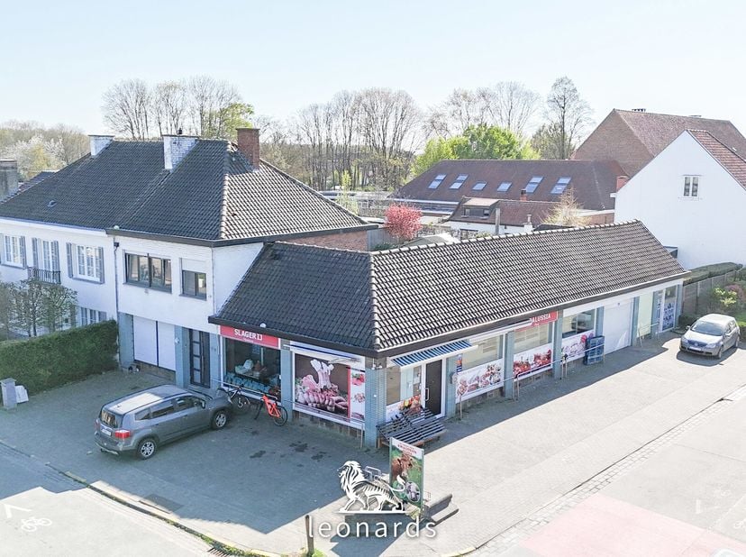 Deze veelzijdige eigendom combineert comfortabel wonen met een interessante investeringsopportuniteit. De woning beschikt over twee ruime en lichtrijk