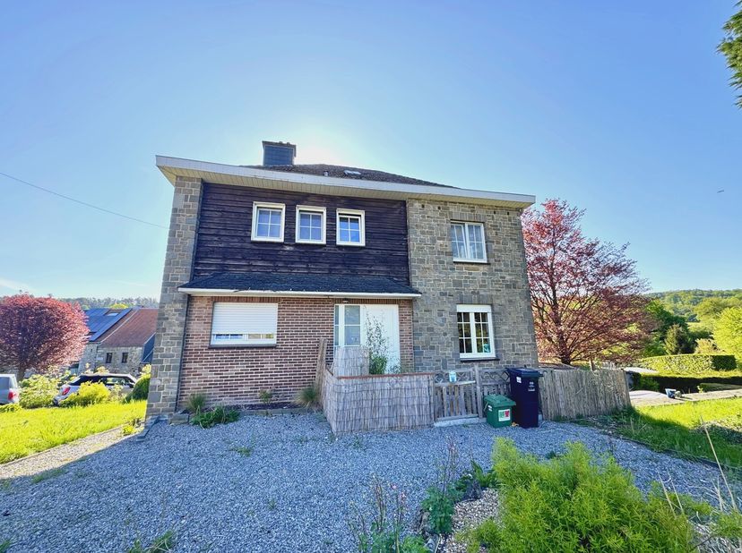 SOUS-SOL : ±42m²&lt;br /&gt;
- garage s/béton ±23m²&lt;br /&gt;
- chaufferie avec chaudière s/béton ±14m²&lt;br /&gt;
- accès au jardin&lt;br /&gt;
- garage indépendant ±26m²