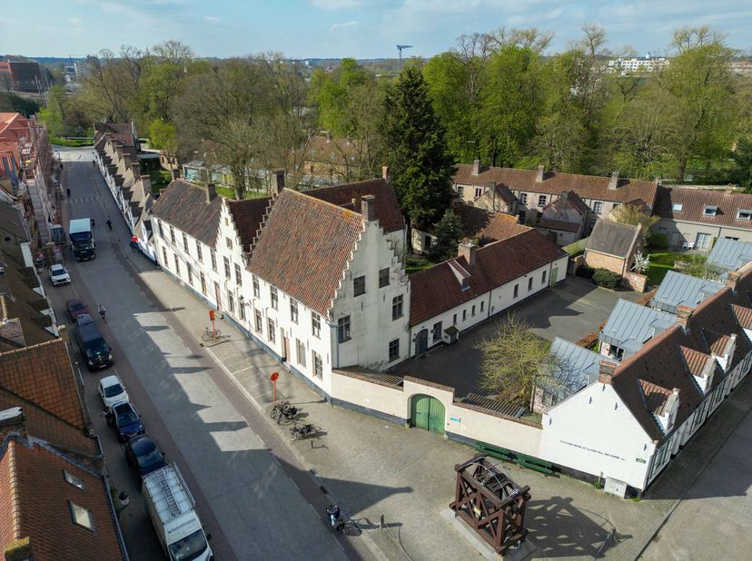 Gelegen in het historische hart van Brugge, biedt de prestigieuze locatie van de voormalige &#039;Godshuizen Van Volden&#039; aan de Boeveriestraat 50 een buite