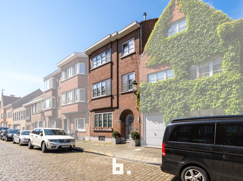 Algemeen bezoekmoment op zaterdag 17 mei. Plan je bezoek via www.bricx.be.&lt;br /&gt;
Deze ruime stadswoning is prachtig gelegen in hartje Brugge op slecht
