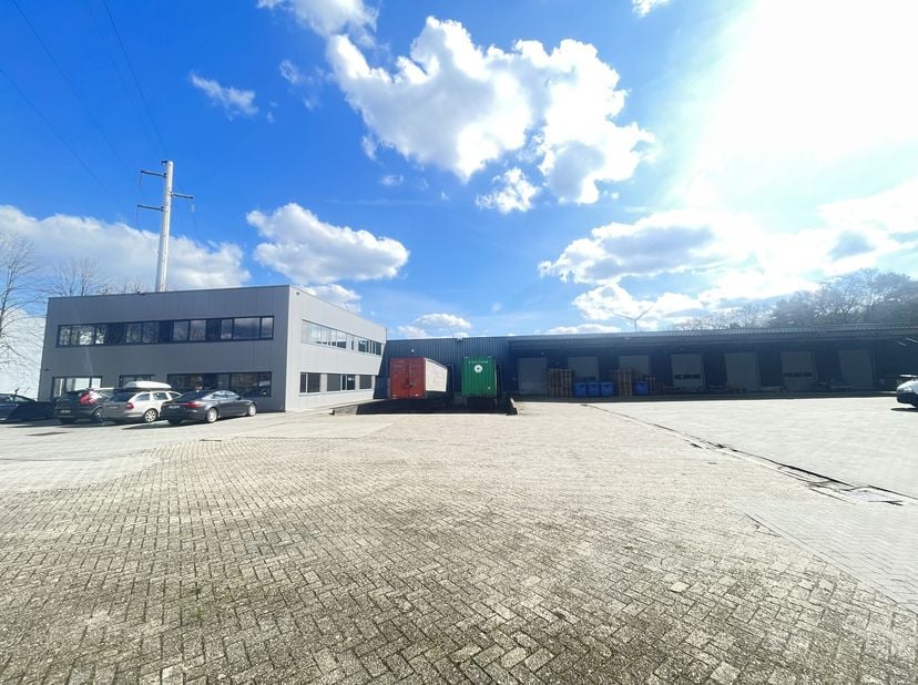 Uitgebreide bedrijfsfaciliteit te huur in Turnhout&lt;br /&gt;
Beschrijving: Groot bedrijfscomplex met magazijn, kantoorruimte en ruim buitenterrein, gelege