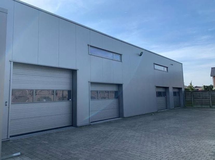 Deze hal met kantoor- en woonruimte vinden we terug in de Hasseltstraat te Pelt.&lt;br /&gt;
&lt;br /&gt;
Indeling: gelijkvloers showroom, inkomhal en afsluitbare