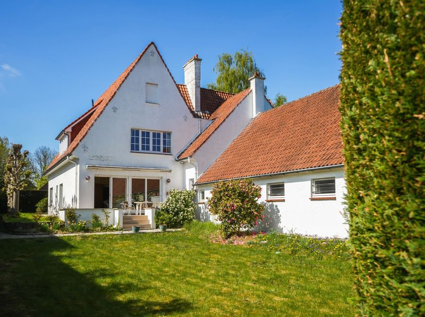 Deze ruime villa is ideaal gelegen op een rustige, doch strategische locatie in Kortrijk, met vlotte toegang tot de ring en een snelle verbinding naar