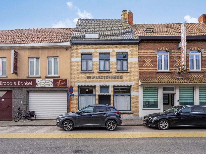 Welkom in deze instapklare stadswoning in het hart van Roeselare, waar ruimte en comfort centraal staan! Met 4 slaapkamers, een lichtrijke leefruimte