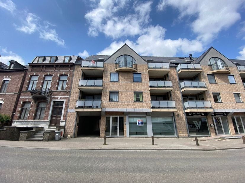 Ruim duplexappartement met 3 slaapkamers, 2 terrassen en autostandplaats nabij centrum Bilzen.Voor meer info ga naar https://www.era.be/nl/te-huur/bil