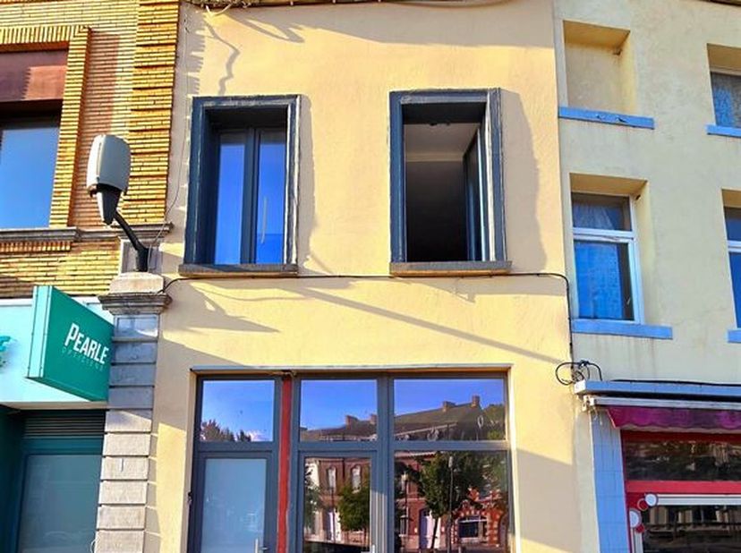 REF: 7024 - Grand Place, 45 - 7760 Peruwwelz&lt;br /&gt;
À Vendre à Péruwelz  immeuble de rapport à rénover avec commerce et appartement !&lt;br /&gt;
Vous recher