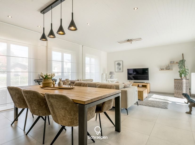 We vinden deze instapklare woning met 3 slaapkamers terug op een zuidelijk georiënteerd perceel van circa 8 are in de Koningsbergweg te Zonhoven, op w