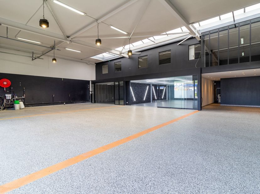 Opportunité rare de louer un espace commercial de ±300 m² dans une zone à très forte visibilité à Wavre, le long de la Chaussée de Louvain. Ce bien, a