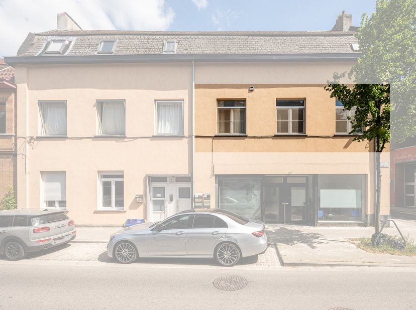 Mis deze buitenkans niet! Dit charmant appartement bevindt zich op toplocatie in Gent! (mobiscore 9,3/10!) op wandelafstand van Gent-Centrum en vlotte