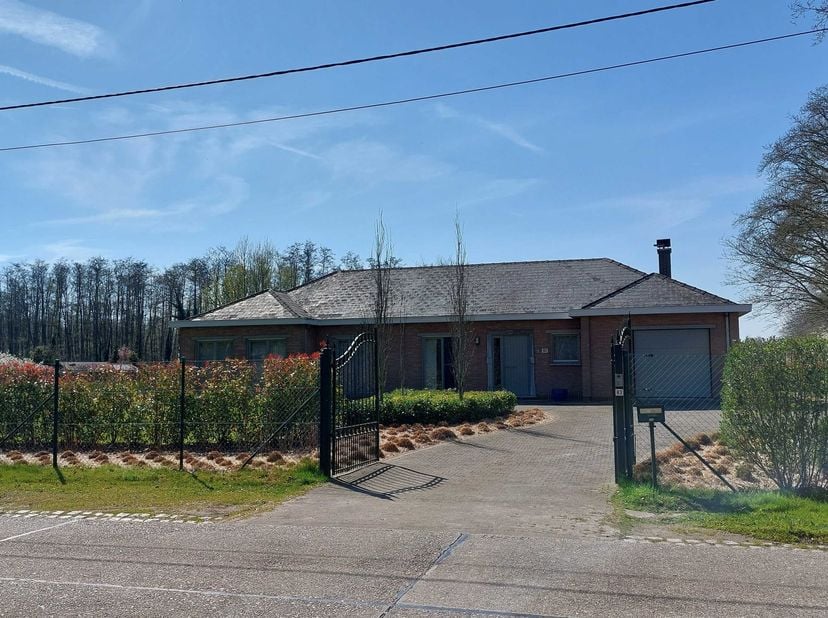 Bungalow dans une rue calme entourée de verdure. Equipé de volets et de 2 pare-soleil. Jardin paysager entièrement clos avec plusieurs terrasses et ab