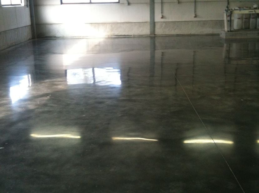 Magazijn - atelier &lt;br /&gt;
300 M2 bebouwd op 600 M2 Grond&lt;br /&gt;
Polibeton vloer &lt;br /&gt;
Regenwaterput 10000L&lt;br /&gt;
3 X 220v