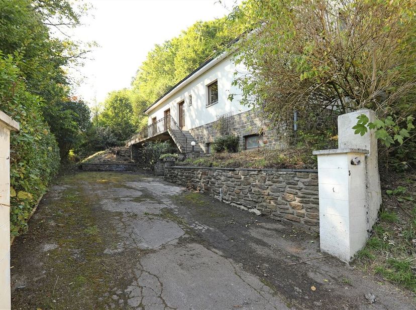 DE VERKOOPSOVEREENKOMST IS GETEKEND Viergevelwoning op een terrein van 1020 m² ligt aan de rand van de stad Bouillon-sur-Semois.&lt;br /&gt;
Gebouwd in 1971