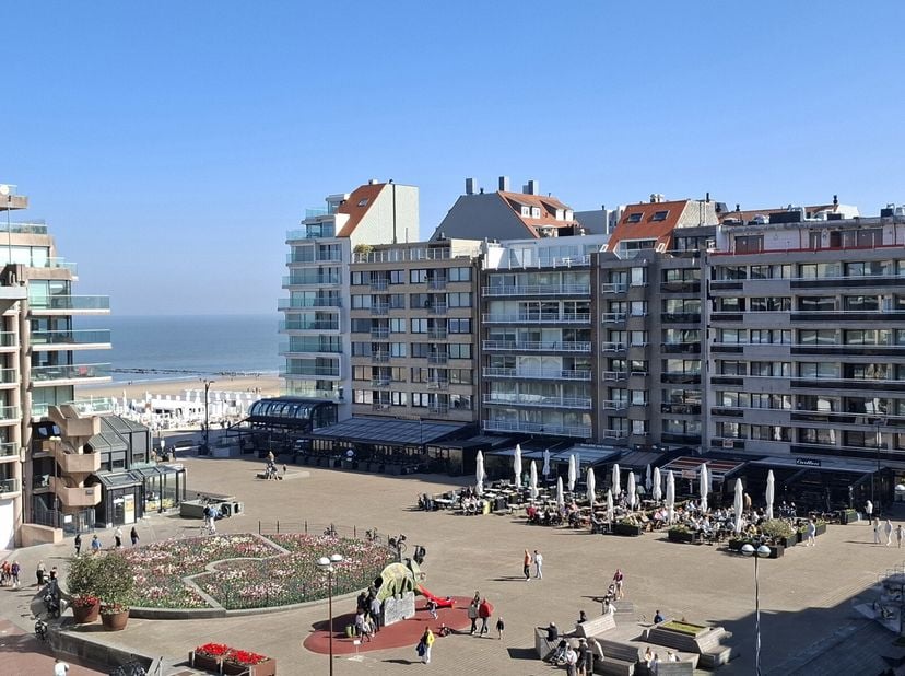 INSTAPKLAAR NIEUWBOUWAPPARTEMENT MET ZIJDELINGS ZEEZICHT NABIJ HET VAN BUNNENPLEIN.