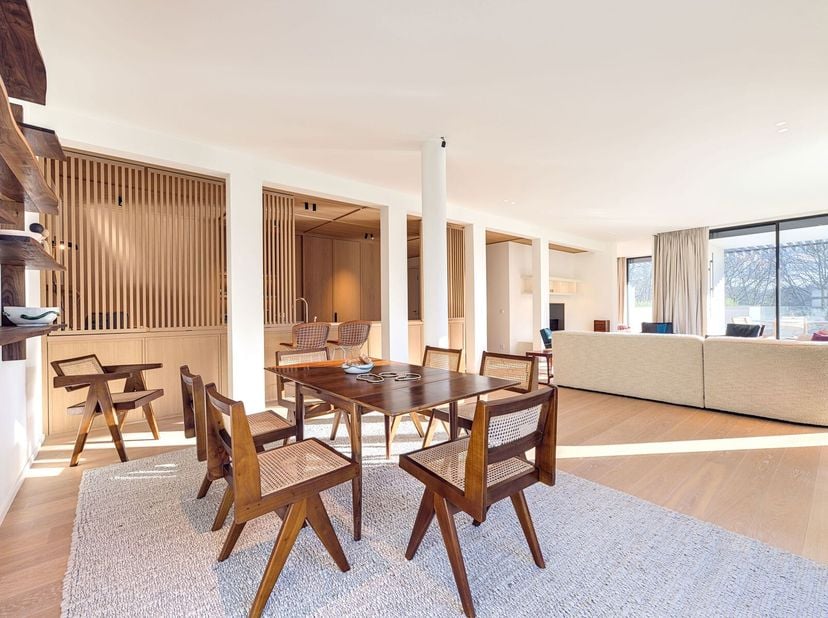 Gelegen in de residentie GRENNHILL PARK in Sint-Pieters-Woluwe in de buurt van het Woluwepark, dit prachtige, volledig ingerichte, luxe appartement me