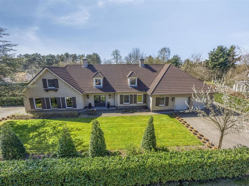 Welkom in deze prachtige villa in de mooiste villawijk in Pelt, vlakbij de Nederlandse grens, een waar paradijs voor levensgenieters. Met een royale b