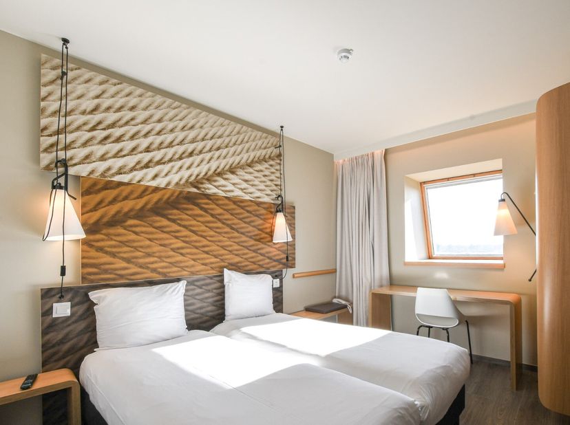 Ontdek een unieke investeringskans aan de Belgische kust met het Ibishotel in De Haan. Gelegen naast de prachtige duinenbossen, een van de groene juwe