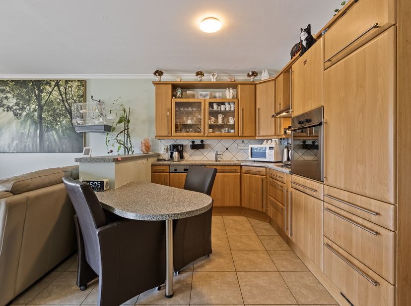 Ontdek dit goed onderhouden gelijkvloers appartement in Maasmechelen, op de Oude Baan 303. Ideaal als interessante investering of comfortabel wonen op