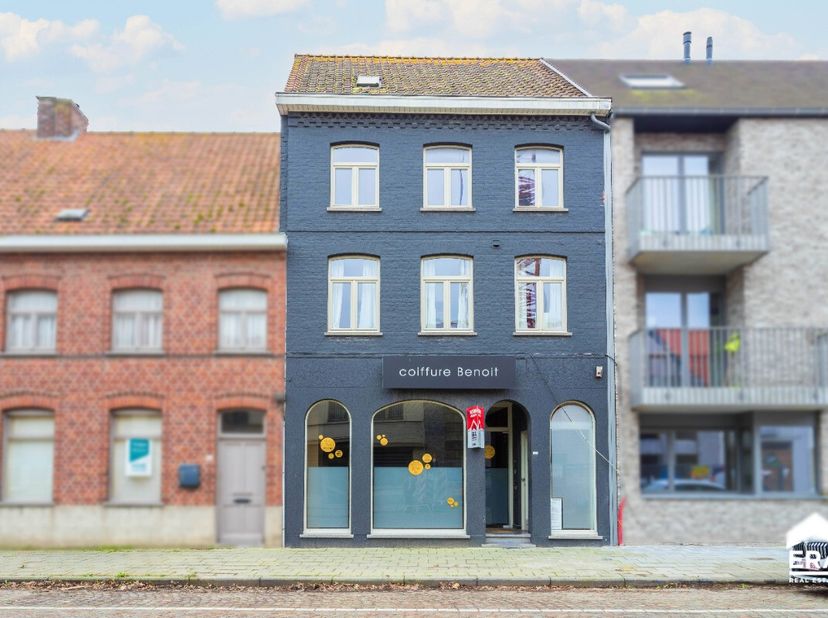 Op zoek naar een commercieel pand op een strategische locatie? Dit handelspand in Vlamertinge biedt tal van mogelijkheden voor ondernemers!  Veelzijdi