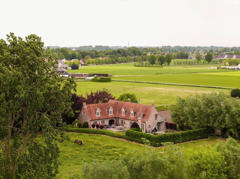 Ontdek nu deze prachtige villa, landelijk gelegen te Nazareth.&lt;br /&gt;
Via de indrukwekkende oprijlaan, komen we toe bij deze ruime villa.&lt;br /&gt;
De woni
