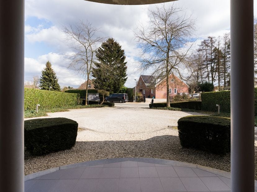 BIERGES, ideaal gelegen in een gewilde omgeving, vlakbij de Zoning Nord van Waver en vlak achter de École Internationale du Verseau, een KANTOORgebouw