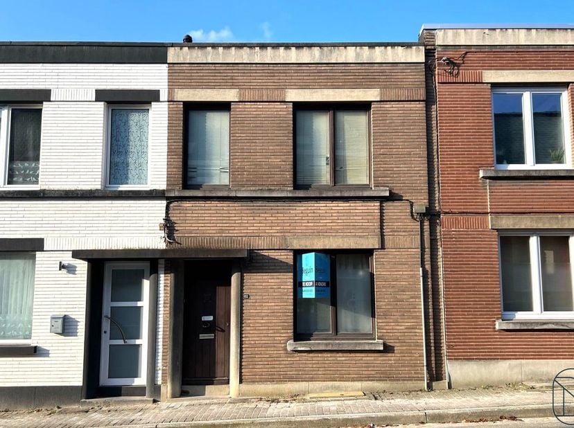 Woning met 2 SLK en TUIN (momenteel verhuurd), op wandelafstand van winkels, scholen en openbaar vervoer. INDELING: Gelijkvloers: leefruimte, eetplaat