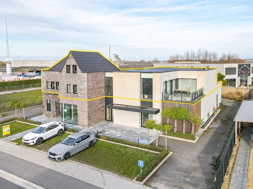 Dit recent en luxueus afgewerkt appartement biedt een unieke combinatie van ruimte, comfort en energiezuinigheid. Met een hoogwaardige afwerking en ee