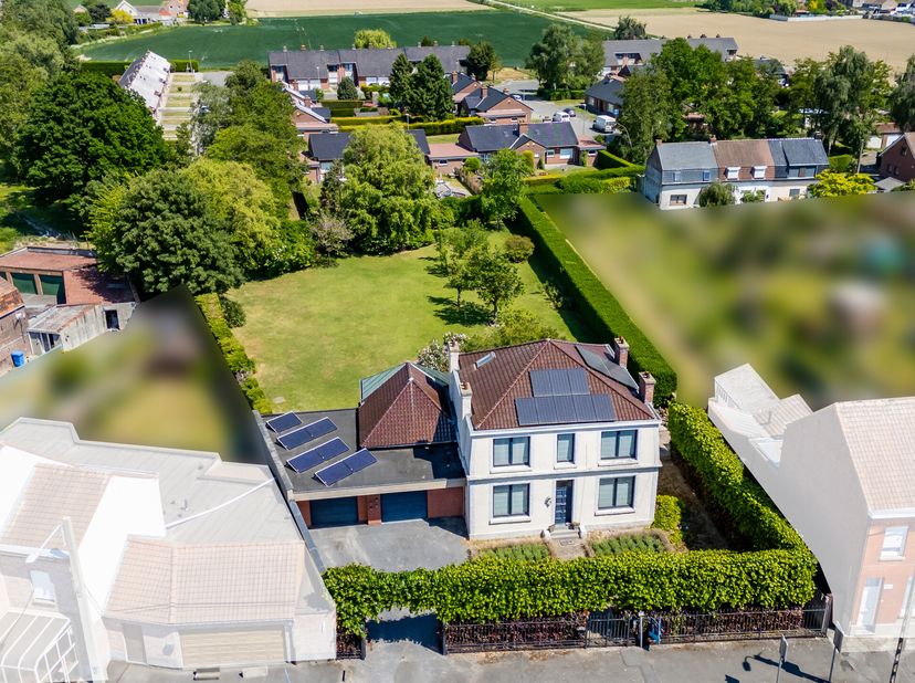 Bourgeois huis 3/4 slaapkamers, dubbele garage en tuin.&lt;br /&gt;
Toegang tot dit prachtige huis via een grote inkomhal met apart toilet en kleedruimte me