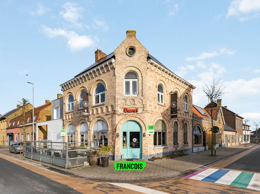 In Merkem centraal gelegen tussen Diksmuide en Ieper bevindt zich deze ruime handelswoning. Op heden bestaat dit pand uit een gelijkvloerse horecazaak