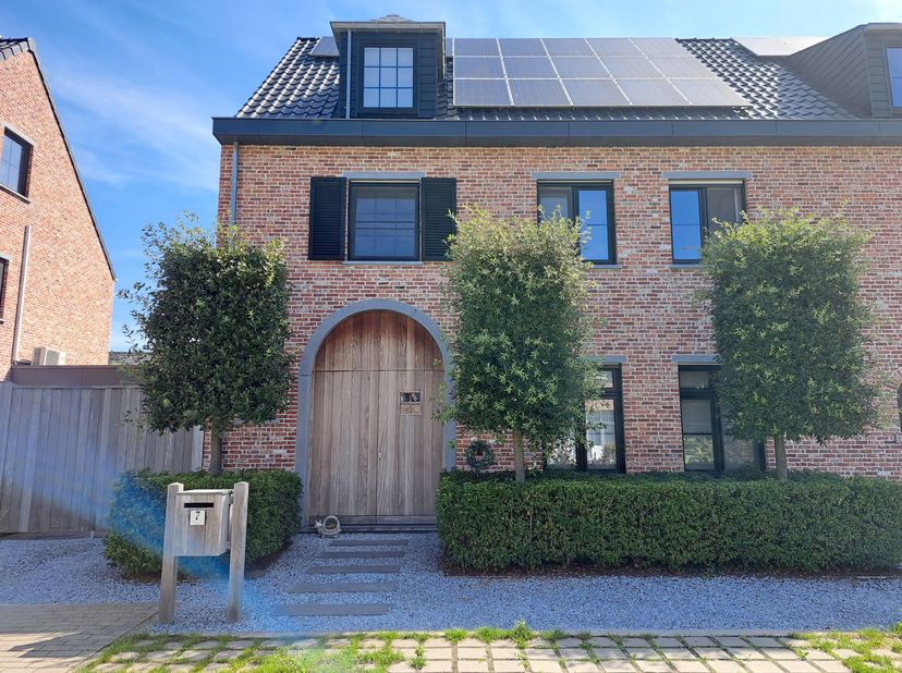 Prachtige instapklare energiezuinige (EPC A+- E-peil: 19) woning met aangelegde voor- en achtertuin in een doodlopende straat op wandelafstand van het