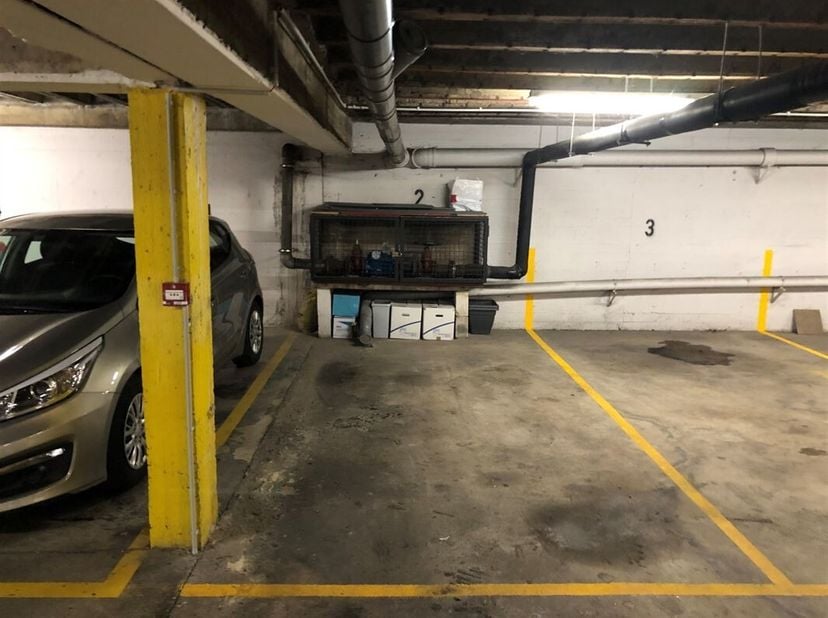 Situé à Cointe, sur les hauteurs de Liège, emplacement de parking (n°2) au rez-de-chaussée d&#039;un complexe sécurisé. Dimensions ==&amp;gt; L : 4,55m - l : 1